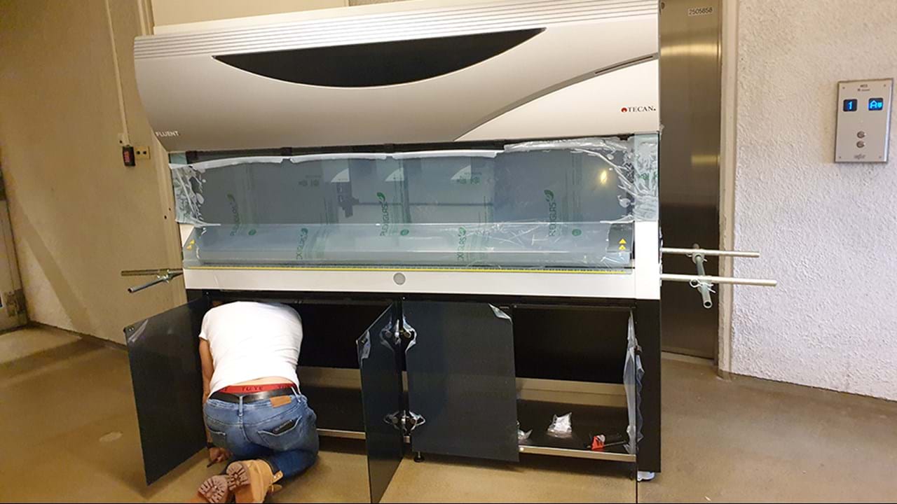 Vår serviceingeniør, Geir Kildahl, monterer den tredje Fluent 1080 til bruk for COVID-19 testing på Ullevål.