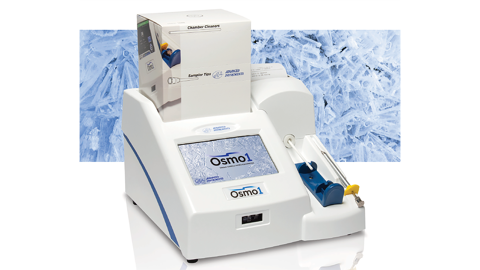Osmo1 mikro-osmometer, et laboratorieinstrument med en skjerm og tilbehør, plassert foran en bakgrunn av iskrystaller.