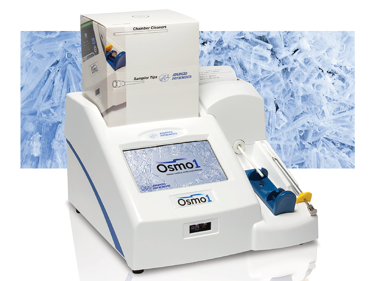 Osmo1 mikro-osmometer, et laboratorieinstrument med en skjerm og tilbehør, plassert foran en bakgrunn av iskrystaller.