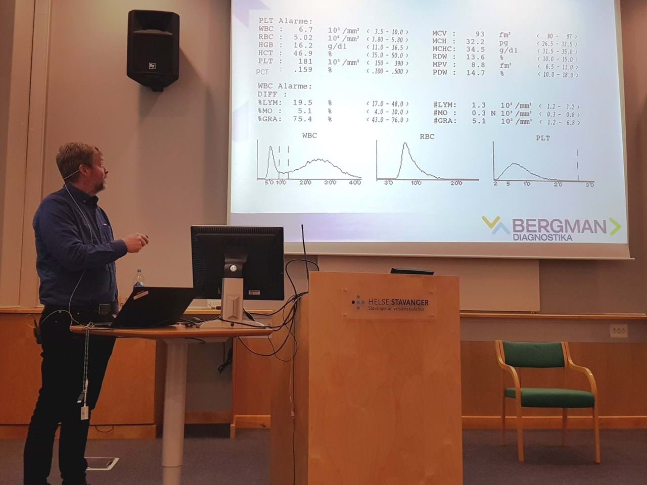 Bioingeniør Martin Oma under en forelesning om celleteller på et Noklus-kurs i 2018