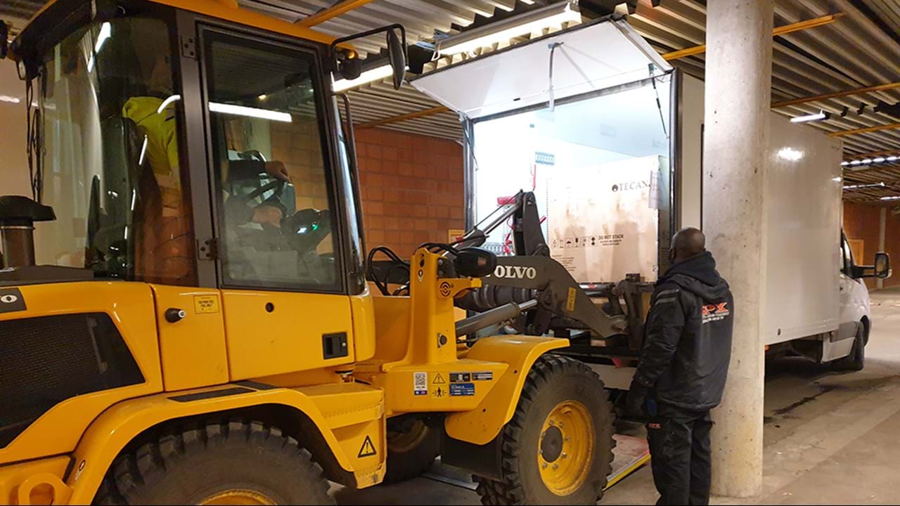 Roboten veier 300 kg og fraktes på en spesialbygget pall